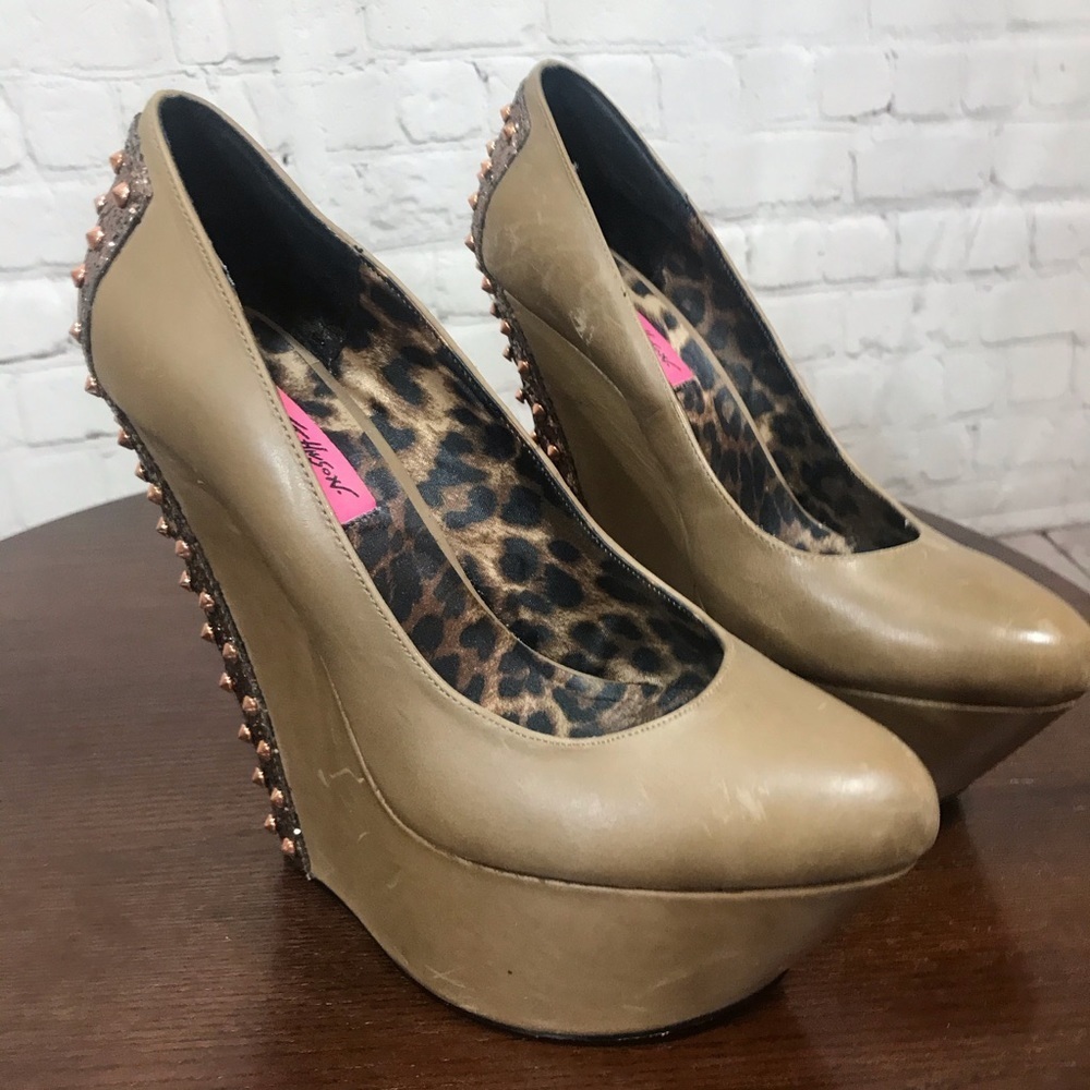 Betsey Johnson 6” tall Platforms Taupe Brown 8.5